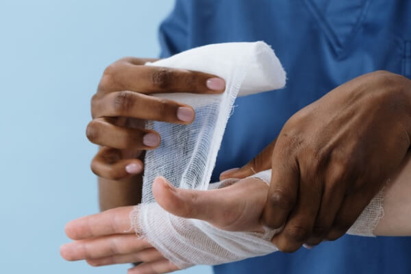 Workplace injury claims in Albania – injured worker seeking compensation for a workplace accident with legal support